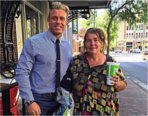 godupdates personal trainer teaches homeless woman how to read 1